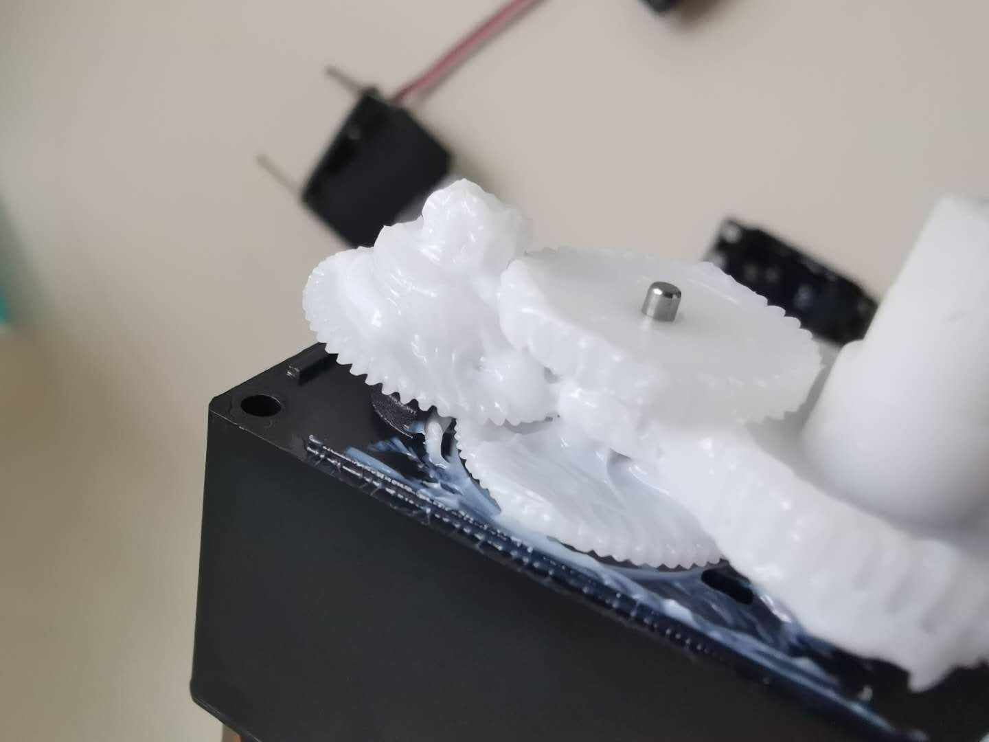 選擇塑膠齒輪潤滑脂應(yīng)考慮哪些因素呢？